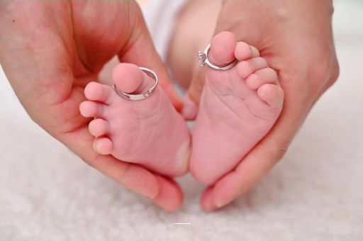 巴音郭楞蒙古宝宝睡觉头上都是汗